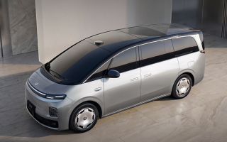 零跑首款旗艦MPV亮相 以雙動力與全棧千伏技術(shù)進軍高端市場